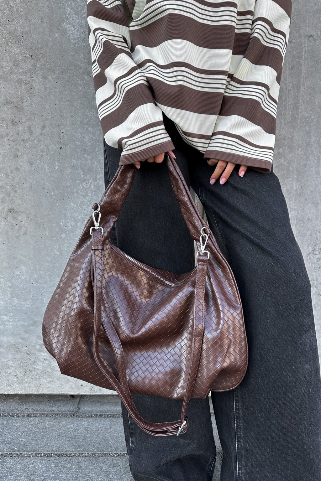 Noellas Peony Hobo Bag Dark Brown. Køb Tasker hos www.noellafashion.dk