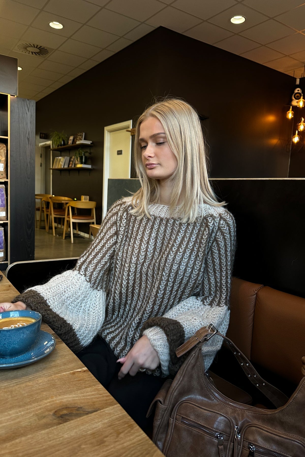 Noellas Liana Knit Sweater Beige/brown. Køb Striktrøjer hos www.noellafashion.dk