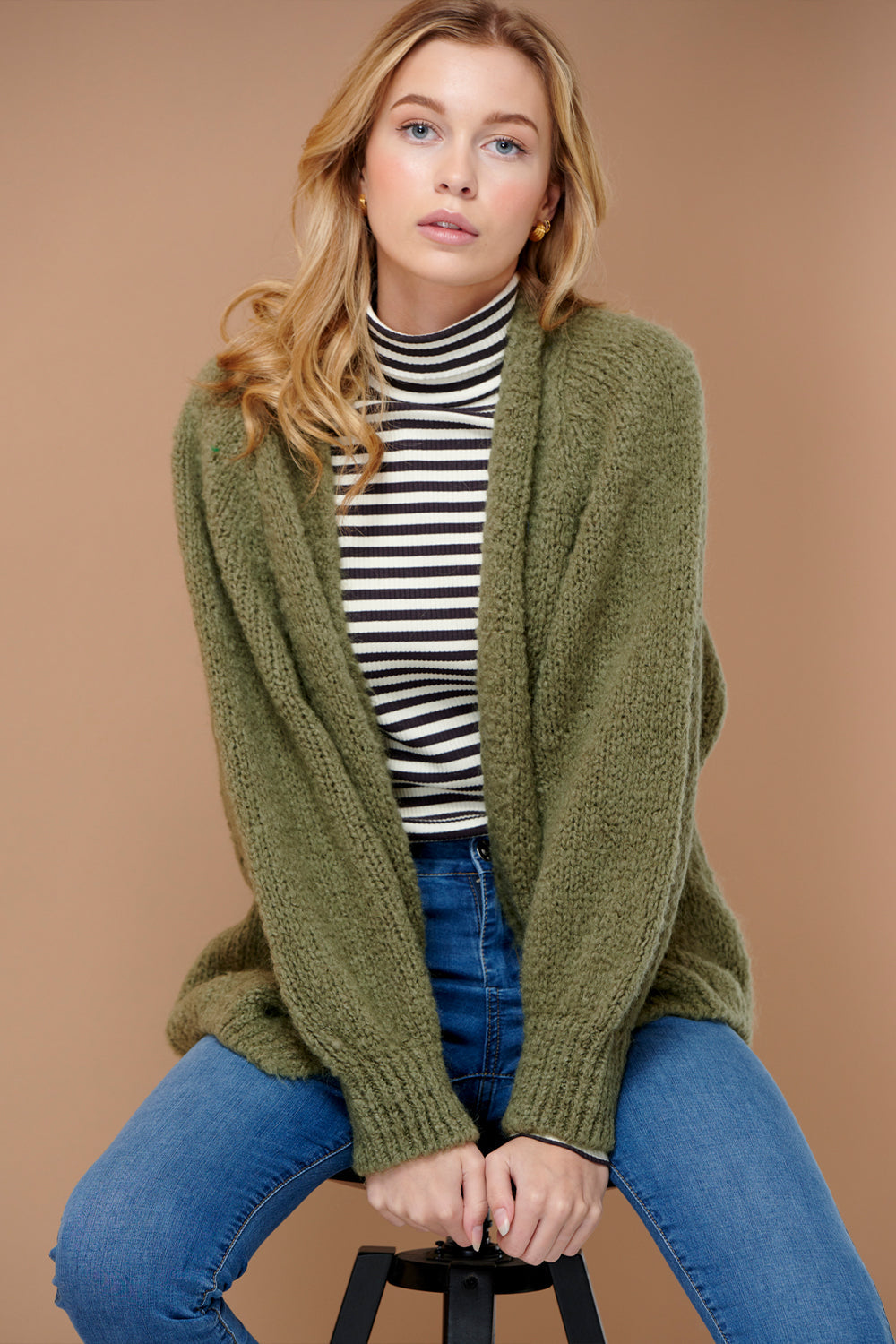 Noellas Fora Knit Cardigan Army. Køb Cardigans hos www.noellafashion.dk